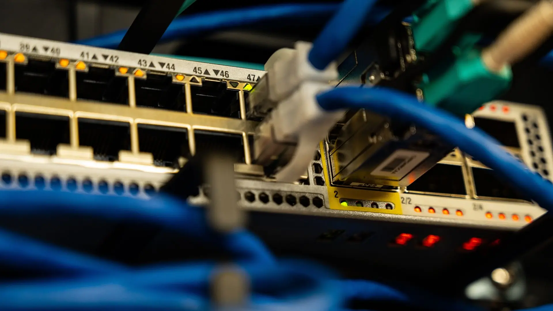 Switches, routers, access point, firewall, servidores